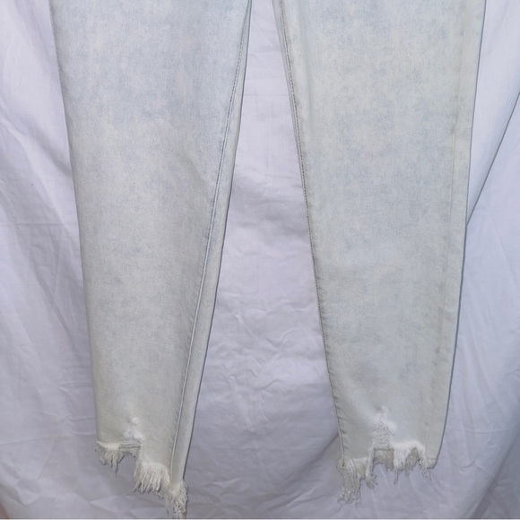 Kancan NWT Light Wash Denim High Rise Frayed Hem Ankle Length Skinny Jeans 13/30 - Picture 4 of 7